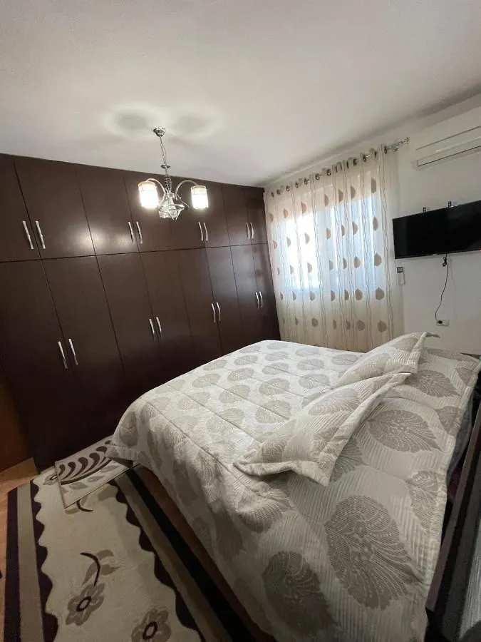 City Center With Lake View One Bedroom Apartment ポグラデツ 0*,